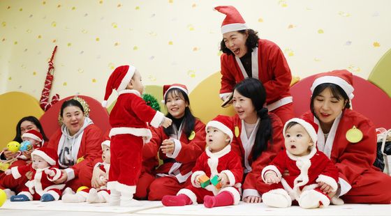 크리스마스 앞두고 찾아온 아기 산타