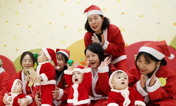크리스마스 앞두고 찾아온 아기 산타