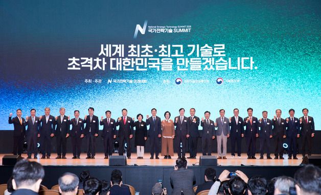 비전선포식 기념 촬영하는 배경훈 부총리