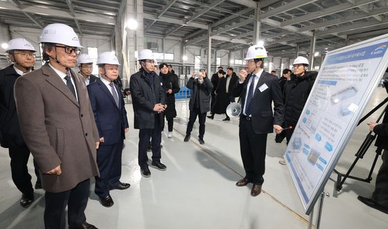 해양담수화 플랜트 설명듣는 윤석대 사장