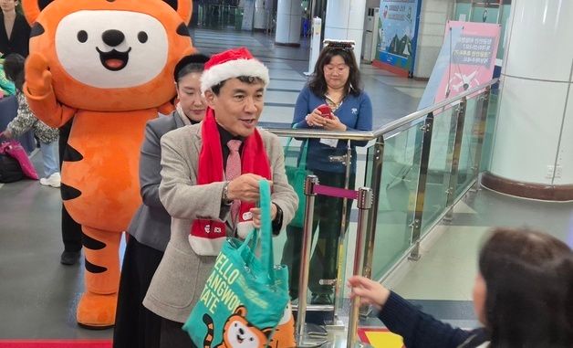 산타로 변한 김진태 강원도지사