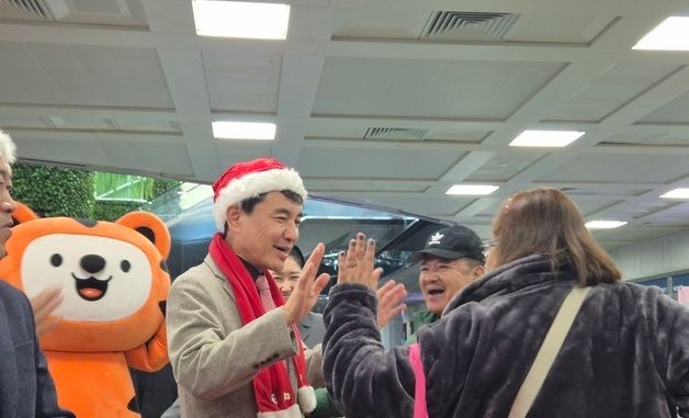 산타로 변한 김진태 \"필리핀 관광객 환영해요\"