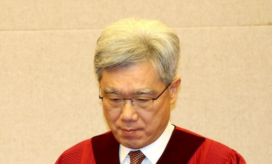 대심판정 들어서는 김상환 헌재소장