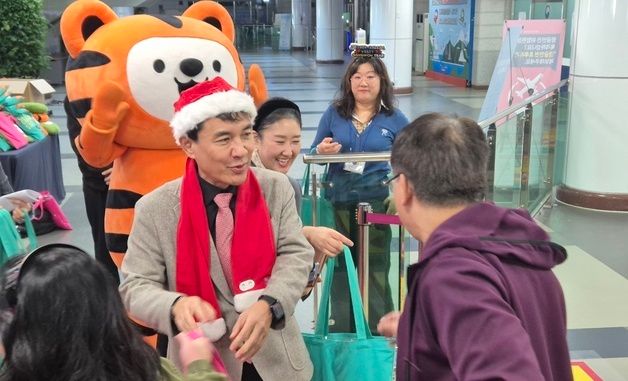 산타 모자 쓴 김진태 강원도지사