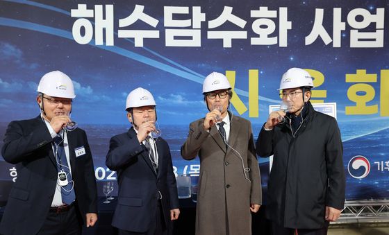 역삼투압 공정을 완료한 용수 시음