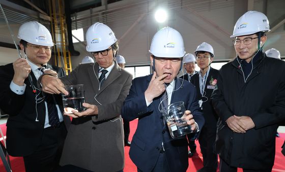 해수 역삼투압 공정 완료한 용수 시음