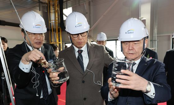 공정 완료 용수 살피는 윤석대 사장