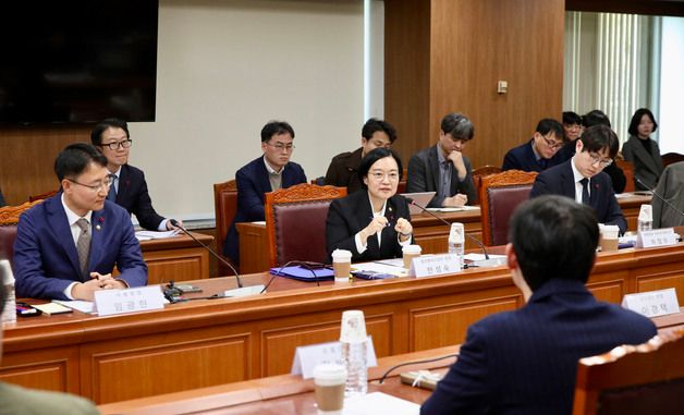 'AI 중소·스타트업 성장 위한 업무협약식', 인사말하는 한성숙 장관