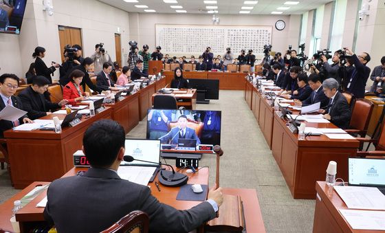 의사봉 두드리는 김용민