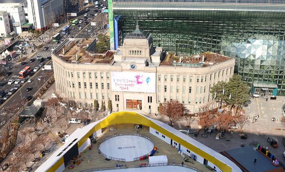 개장 하루 앞둔 서울광장 스케이트장