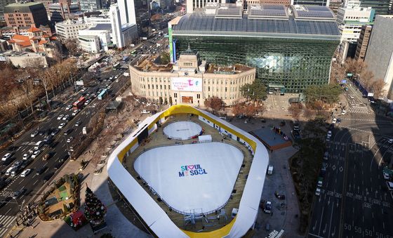 개장 하루 앞둔 서울광장 스케이트장