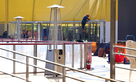 개장 앞둔 서울광장 스케이트장 …'막바지 개장 준비 작업'