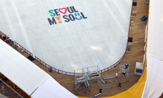 개장 앞두고 분주한 서울광장 스케이트장