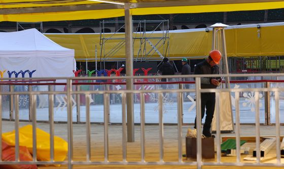 개장 앞둔 서울광장 스케이트장 …'막바지 준비 작업'