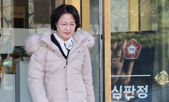 헌재 심판정 나서는 추미애 법사위원장