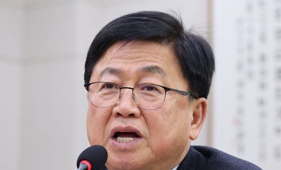 답변하는 최교진 교육장관