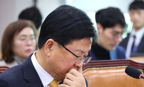 생각 잠긴 최교진 장관