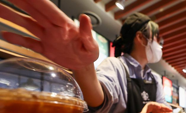 카페 '컵값' 따로 받는다…일회용 쓰면 100∼200원 부과 추진