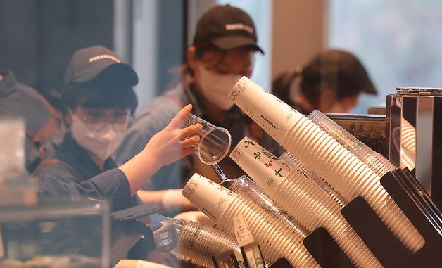 카페 '컵값' 따로 받는다…일회용 쓰면 100∼200원 부과 추진