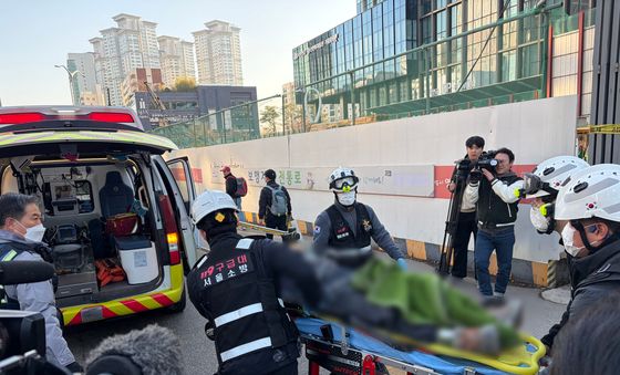 신안산선 공사현장 사고 부상자 이송하는 소방대원들