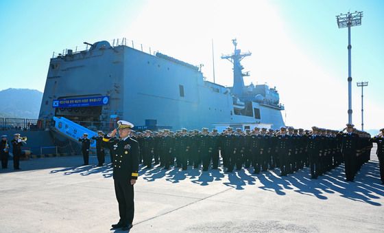 진해 군항 입항한 2025 해군 순항훈련전단