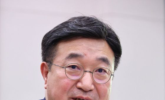 답변하는 윤호중 장관