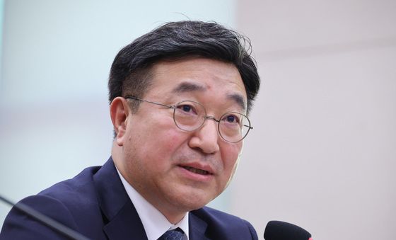 답변하는 윤호중 행정안전부 장관