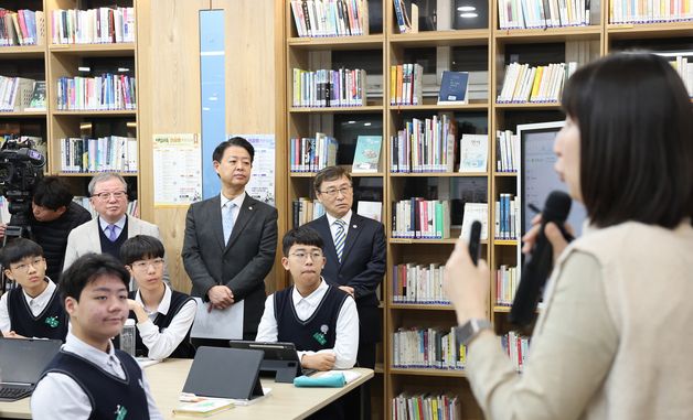 학생 독서·토론 수업 참관하는 정근식 교육감