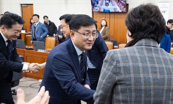 의원들과 인사하는 김성환 기후에너지환경부 장관