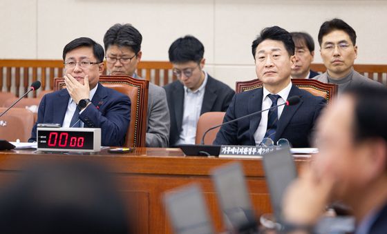 기후특위 전체회의 출석한 김성환 장관과 이호현 2차관