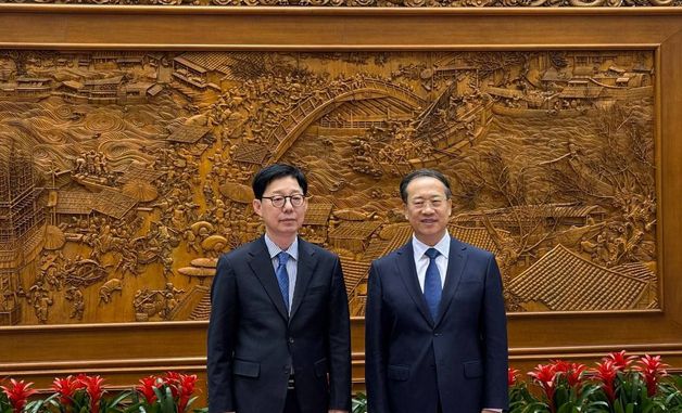 중국 외교부 상무부부장과 기념 촬영하는 박윤주 제1차관