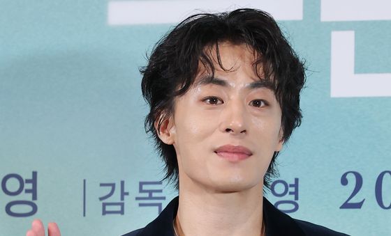 구교환, 부드러운 손 인사