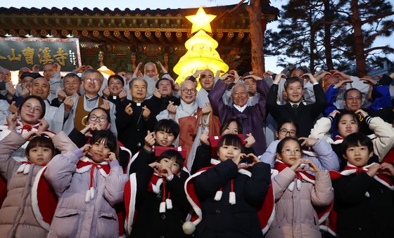 조계사 크리스마스 트리 앞에서