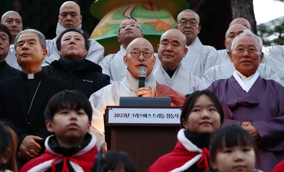 크리스마스 트리 점등식서 인사말 하는 진우스님