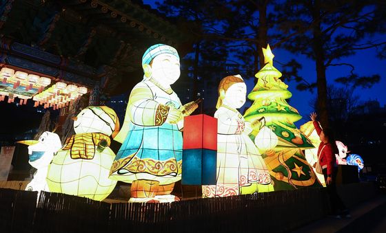 불빛 밝힌 조계사 크리스마스 트리