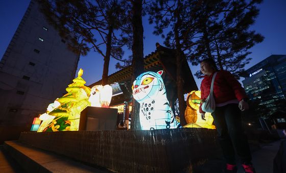 불빛 밝힌 조계사 크리스마스 트리