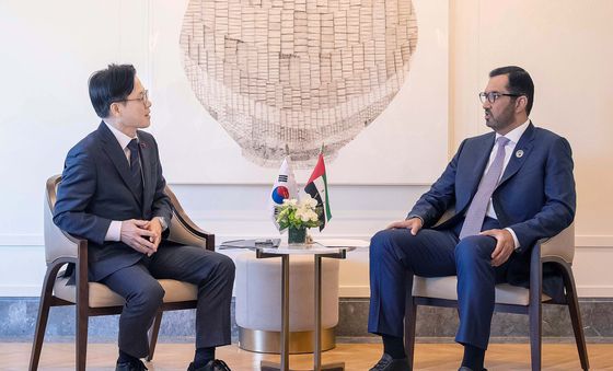 UAE 산업첨단기술부 장관 면담하는 김정관 장관