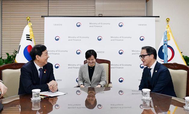 야수토 와타나베 AMRO 소장 면담하는 구윤철 부총리