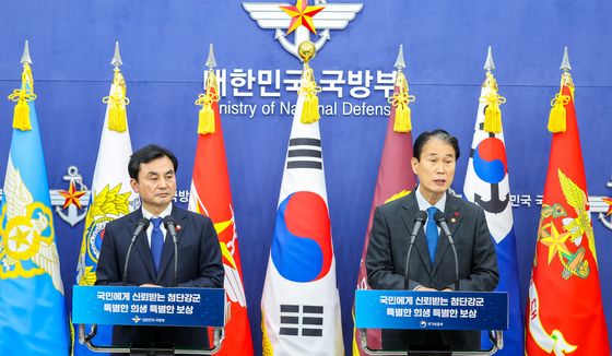 국방부 업무보고 브리핑하는 국방부 장관과 보훈부 장관