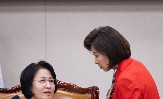 대화 나누는 추미애 법사위원장과 나경원 의원