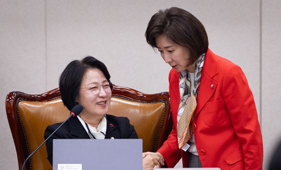 미소 지으며 악수 나누는 추미애·나경원