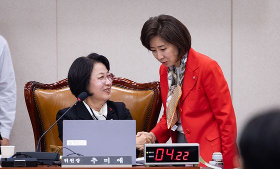 웃으며 손 맞잡는 추미애·나경원