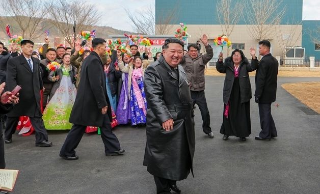 장연군 지방공업공장 준공식 참석한 김정은