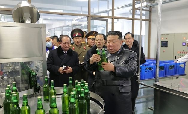 장연군 지방공업공장 둘러보는 김정은