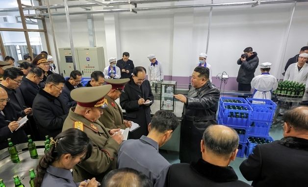장연군 지방공업공장 준공…공장 둘러보는 김정은