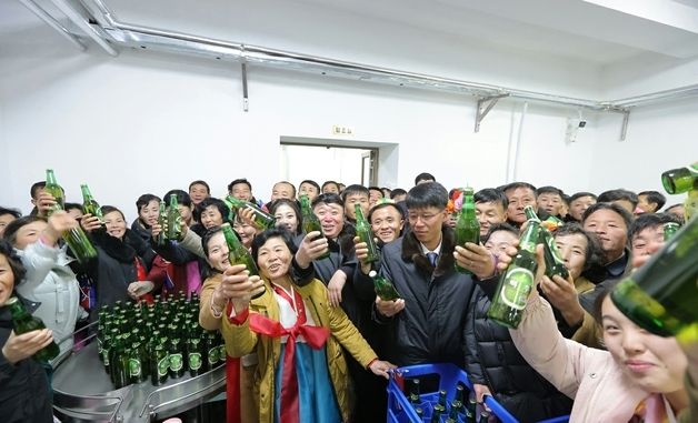 북한 주민들, 장연군 지방공업공장 준공식 참석