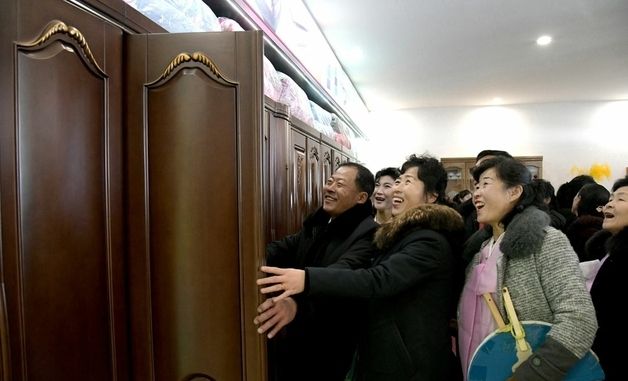 장강군 지방공업공장 물건 구경하는 주민들