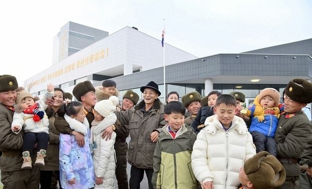 장강군 지방공업공장 준공식 방문한 北 주민들
