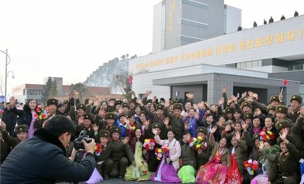 장강군 지방공업공장 준공식에서 기념촬영하는 주민들