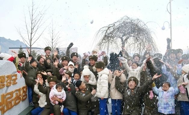 장강군 지방공업공장 준공식에서 기념촬영하는 주민들